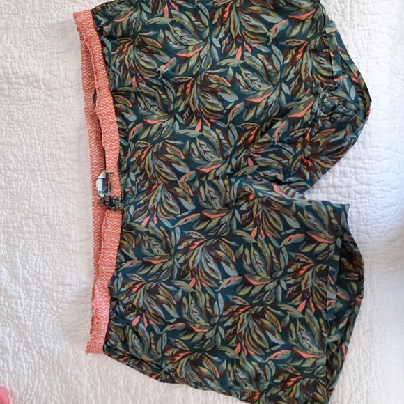 Sundance Pants - Sundance Multicolor Leaf-Print Women’s Shorts with Coral Waistband